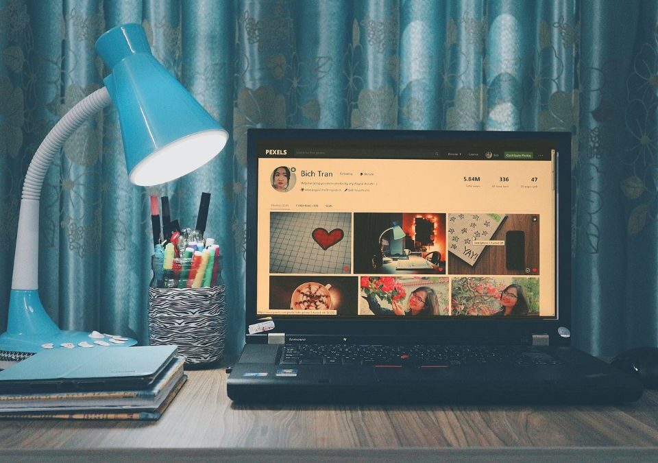 Màn hình laptop bị úa vàng